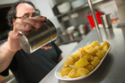 la feina que no es veu. En bars com el Roma cada dia tallen incomptables quilos de patates per servir desenes de racions. 