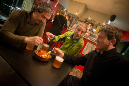 la feina que no es veu. En bars com el Roma cada dia tallen incomptables quilos de patates per servir desenes de racions. 