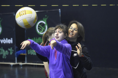 vòlei. La Rous, amb una de les seves alumnes provant el vòlei al club Vòlei Balàfia, amb què han signat un conveni.