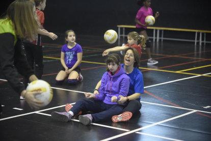 vòlei. La Rous, amb una de les seves alumnes provant el vòlei al club Vòlei Balàfia, amb què han signat un conveni.