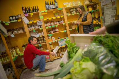 compromís. La cooperativa de consum Lo Fato de Lleida permet als socis comprar aliments de proximitat i ecològics a bon preu.