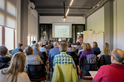 compromís. La cooperativa de consum Lo Fato de Lleida permet als socis comprar aliments de proximitat i ecològics a bon preu.