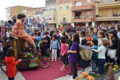 passar la gorra. El públic del Buuuf! s’acosta a Alcoletge amb les butxaques plenes de canvi per pagar als artistes. 