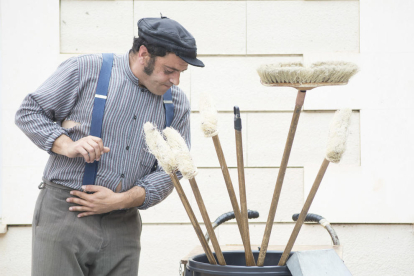 passar la gorra. El públic del Buuuf! s’acosta a Alcoletge amb les butxaques plenes de canvi per pagar als artistes. 