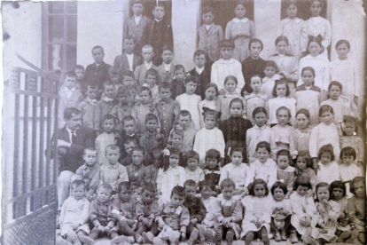 els primers. Foto dels primers alumnes de l’escola dels Torms el 1918.