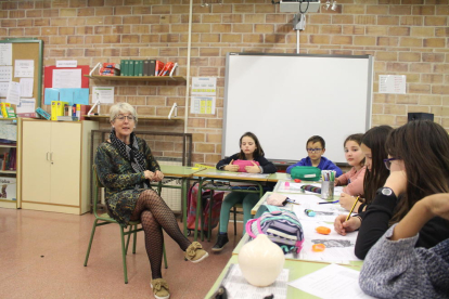 família de lleida. El Jordi i la Meri, amb la seva filla Júlia, a l’escola de Butsènit.