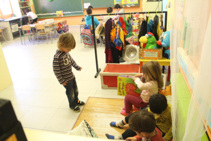 família de lleida. El Jordi i la Meri, amb la seva filla Júlia, a l’escola de Butsènit.