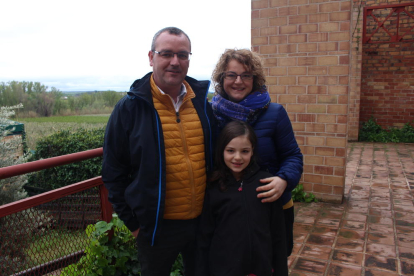 família de lleida. El Jordi i la Meri, amb la seva filla Júlia, a l’escola de Butsènit.