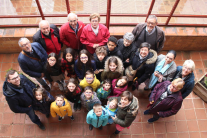 família de lleida. El Jordi i la Meri, amb la seva filla Júlia, a l’escola de Butsènit.