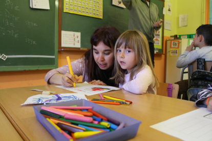 família de lleida. El Jordi i la Meri, amb la seva filla Júlia, a l’escola de Butsènit.