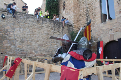 escuderes. La Jade ajuda el David a cosir una placa que cobreixi un tros de cintura al descobert.