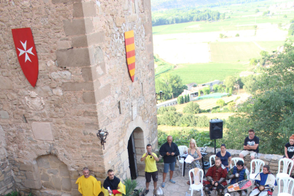 escuderes. La Jade ajuda el David a cosir una placa que cobreixi un tros de cintura al descobert.