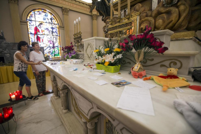 altar. Torna a ser habitual trobar testimonis escrits, acompanyats de petits objectes, per donar les gràcies a Sant Ramon per una ‘intervenció’.