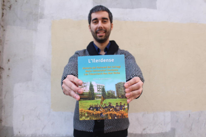 futbol. Una excursió dels col·legials a veure un partit del Lleida a Santa Coloma de Gramenet.