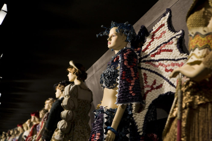 de museu. A l’esquerra,  alguns dissenys al Museu de Vestits de Paper de Mollerussa.  A la dreta, dissenys miniatura que llueixen les nines Barbie. Autèntiques obres mestres.