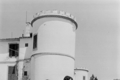 foto típica. Una de les fotos típiques dels àlbums de les bodes al Castell del Remei és aquesta amb una de les torres de fons.