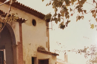 foto típica. Una de les fotos típiques dels àlbums de les bodes al Castell del Remei és aquesta amb una de les torres de fons.