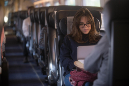 canvi d’hàbits. Als trens de la tarda la gran majoria viatgen enganxats al mòbil. Els lectors de llibres són molt pocs.  