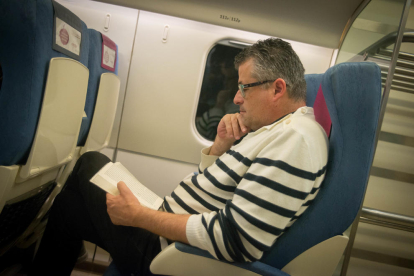 canvi d’hàbits. Als trens de la tarda la gran majoria viatgen enganxats al mòbil. Els lectors de llibres són molt pocs.  