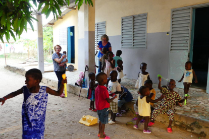 compartir. Durant unes setmanes, les voluntàries conviuen amb les dones d’Oussouye.