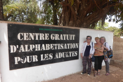 compartir. Durant unes setmanes, les voluntàries conviuen amb les dones d’Oussouye.