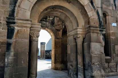 de pedra picada. La pedra forma part del caràcter de Torrebesses. Xemeneies cilíndriques antibruixes i, a la dreta, un dels retaules romànics més destacats de l’anomenada Escola de Lleida. 
