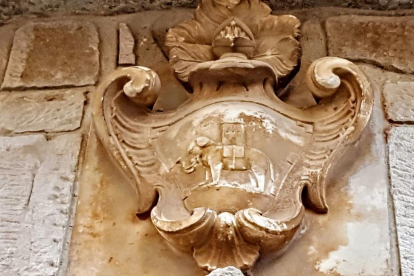 de pedra picada. La pedra forma part del caràcter de Torrebesses. Xemeneies cilíndriques antibruixes i, a la dreta, un dels retaules romànics més destacats de l’anomenada Escola de Lleida. 