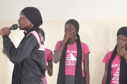 teatre. Alumnes d’una escola de Dakar fent un espectacle teatral sobre els drets sexuals i reproductius dels més joves.