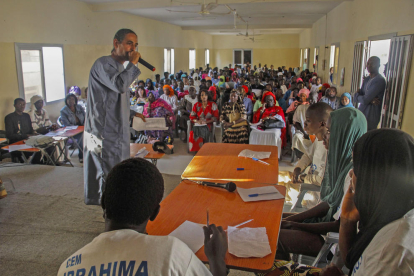 teatre. Alumnes d’una escola de Dakar fent un espectacle teatral sobre els drets sexuals i reproductius dels més joves.