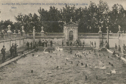 Piscina. A l’esquerra, banyistes als anys vint. A dalt, la piscina als anys 70 encara estava activa. Al fons, xalets de Ronda.