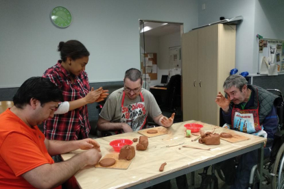 arts plàstiques. Alguns dels participants del projecte ‘Junts’, treballant de ple la ceràmica i les arts plàstiques. 