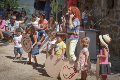 participació. Actuació en petit format de la coneguda cantant de música infantil Dàmaris Gelabert amb l’ajuda de petits artistes el 2014.