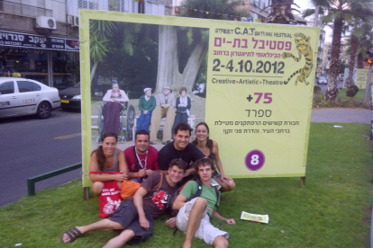 +75. La companyia davant el cartell que anunciava el seu espectacle +75 a la ciutat israeliana de Bat Yam l’any 2012. 