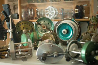 lloc de treball. Totes les peces de restauració, siguin ràdios, rellotges o rodets de pescar,  passen per la ‘taula d’operacions’ especials que té a casa.