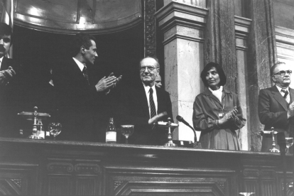 la felicitació. Jordi Pujol felicita Heribert Barrera un cop proclamada la votació del Parlament. 