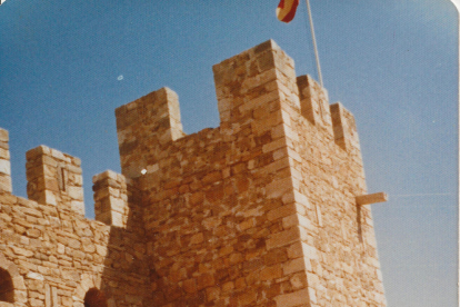 montsonís. La Teresina, l’estiu del 1981 al castell de Montsonís, cuinera per als barons de l’Albi, amb una companya.  