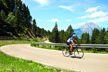 espais. Els Pirineus Orientals (sota) i el Montsec (esq.) són algunes de les zones que es poden recórrer en bici. 