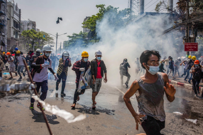 PROTESTES. Enfrontaments amb la policia en les protestes contra el cop militar i la detenció de líders civils
