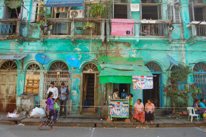 YANGON. Al nucli històric, les paradetes de menjar i el frenètic dia a dia es barregen amb els colors dels edificis colonials