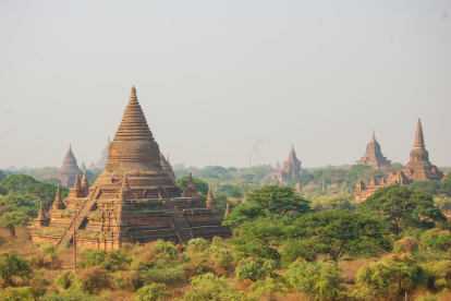 BAGAN. És un paisatge icònic de Myanmar. Entre els segles IX i XIII s'hi van construir 10.000 temples budistes