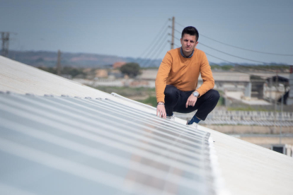 GRANGES AUTOSUFICIENTS. Eduard Oró en una de les instal·lacions de panells solars