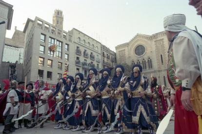 desfilada mora. La imatge és de la primera festa, l'any 1996. Una de les comparses mores desfilant a la plaça Sant Joan.