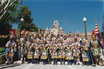 Els d'Anglesola. La comparsa dels d'Anglesola va ser creada, igual que la resta, l'any 1995 i és una de les més nombroses de la festa. La imatge
correspon a la primera edició de la festa, fa vint-i-cinc anys.