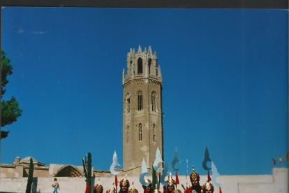 Les mores. A la imatge, la comparsa mora de les
Al·leridís al peu de la Seu Vella l'any 1996, poc abans de la desfilada.