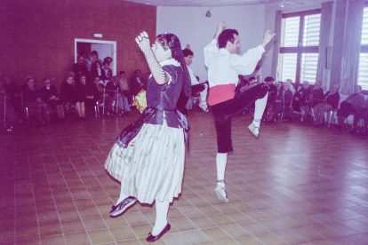 exhibició. L'Esbart ballant el 1982 per a la gent gran a la Residència de les Germanetes dels Pobres de Lleida.