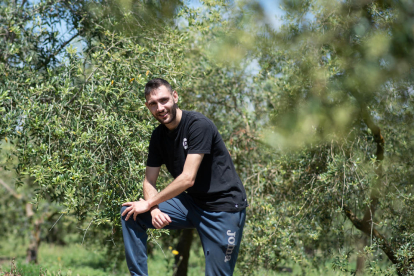 joel flix. Després d'estudiar Psicologia i viure a Anglaterra va tornar al poble.