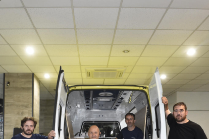 Un treball d’equip. David Poca, dins l’ambulància camperitzada amb el seu equip. 