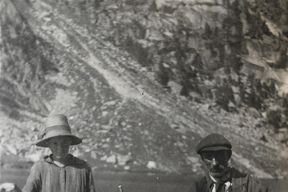 en família. Teresa Loan i Sebastià Perelada, de Ca de Serà de Boi ,pescant a l’estany de Caldes. La foto està feta entre 1923 i 1930. 