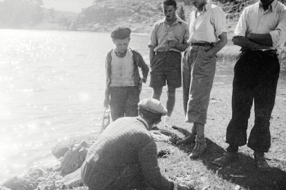 en família. Teresa Loan i Sebastià Perelada, de Ca de Serà de Boi ,pescant a l’estany de Caldes. La foto està feta entre 1923 i 1930. 