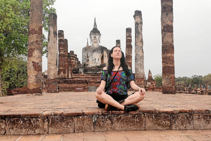 temple budista. Laura, en un temple budista a la ciutat de Sukhothai, en la primera etapa del seu viatge. 
